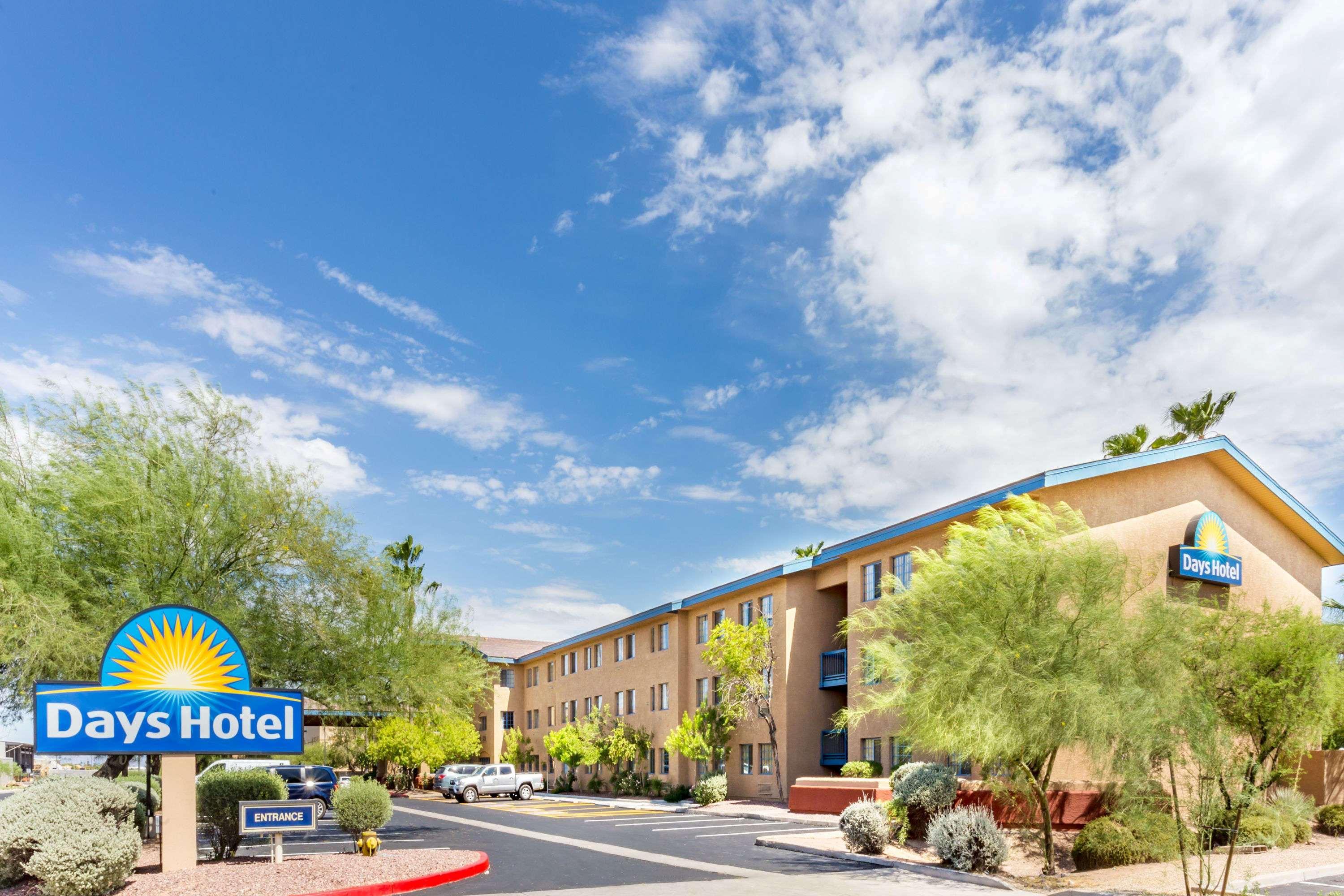 Days Inn & Suites By Wyndham Mesa Near Phoenix Exterior photo