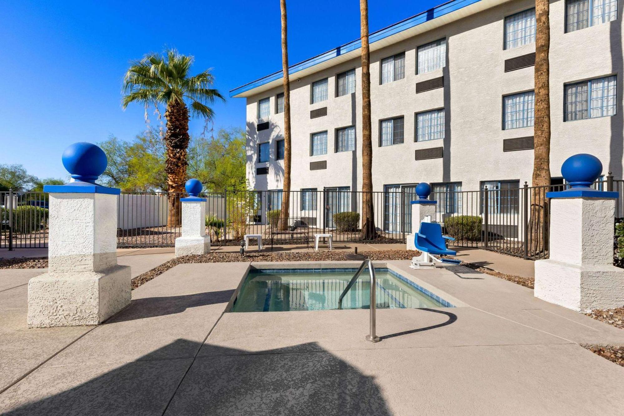 Days Inn & Suites By Wyndham Mesa Near Phoenix Exterior photo