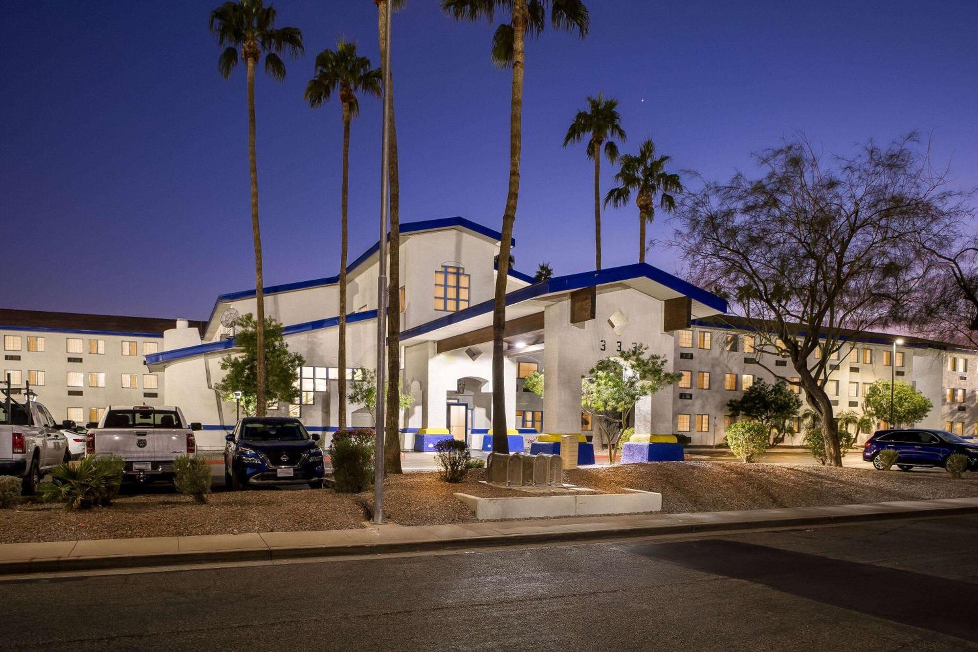 Days Inn & Suites By Wyndham Mesa Near Phoenix Exterior photo