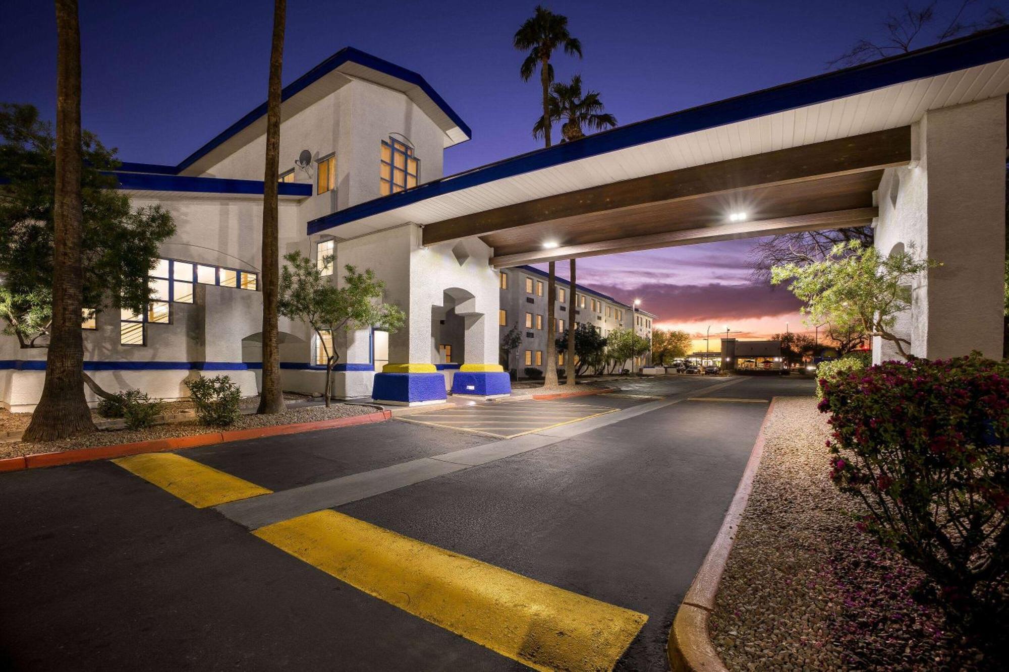 Days Inn & Suites By Wyndham Mesa Near Phoenix Exterior photo