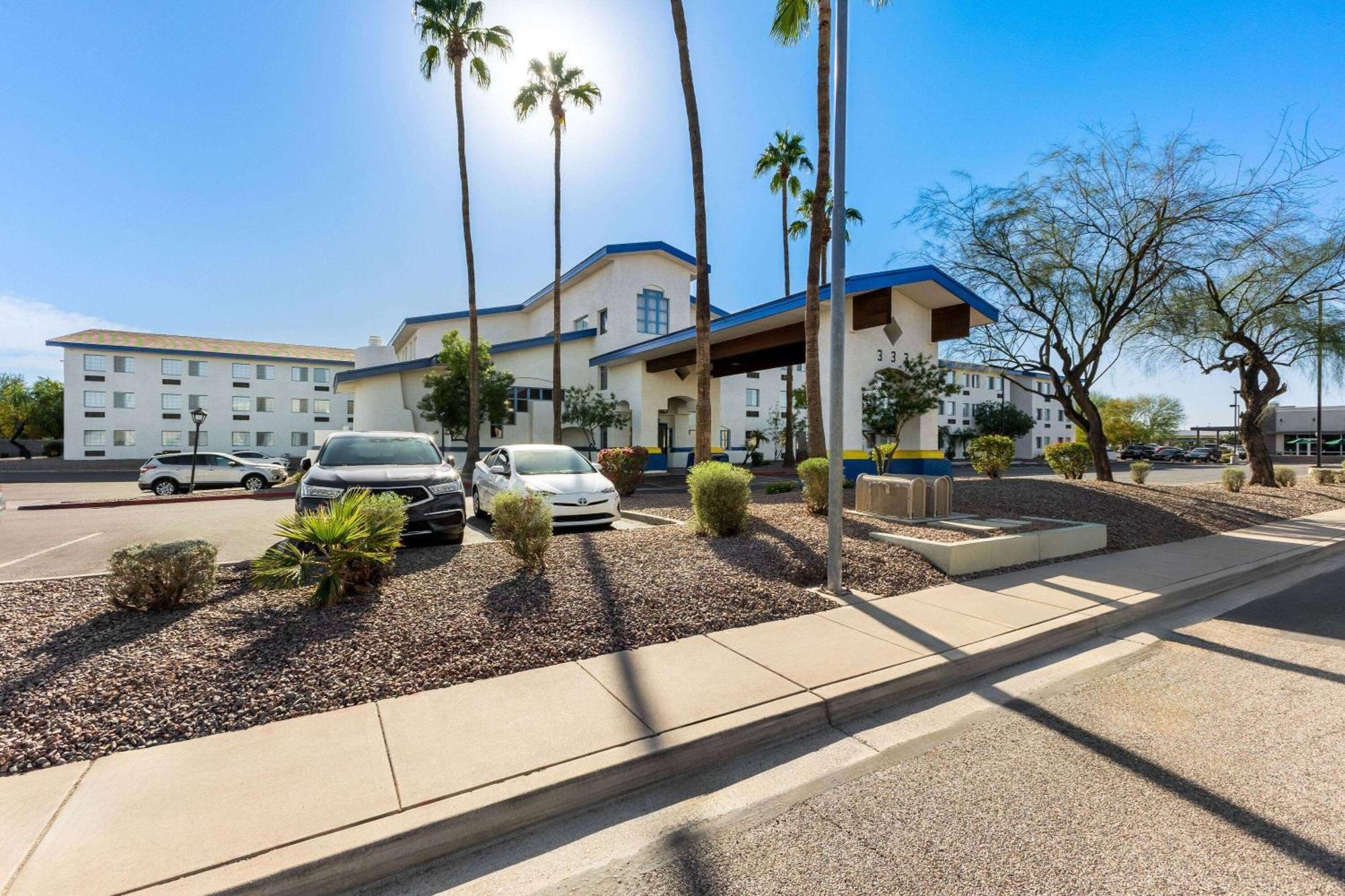 Days Inn & Suites By Wyndham Mesa Near Phoenix Exterior photo